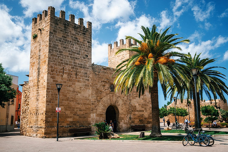 Puerta de la muralla de la ciudad histórica de Alcudia